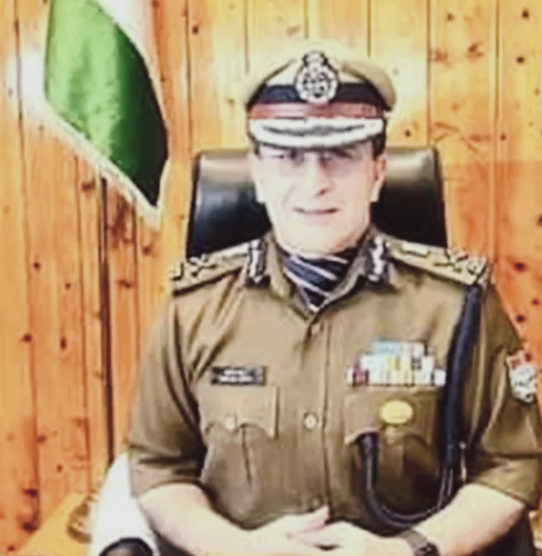 देहरादून डीजीपी उत्तराखंड की अपराध और कानून व्यवस्था पर हाई-लेवल समीक्षा बैठक-: गंभीर आपराधिक घटनाओं में लापरवाही बरतने वाले पुलिस कर्मियों के विरुद्ध सख़्त कार्यवाही लैंड फ्रॉड मामलों में समयबद्ध और पारदर्शी कार्यवाही के निर्देश, सीओ की प्रारम्भिक जांच होगी अनिवार्य सिविल मामलों में हस्तक्षेप करने वाले पुलिस कर्मियों के विरुद्ध होगी कठोर कार्यवाही पुलिस कर्मियों के भ्रष्टाचार पर जीरो टोलरेंस नीति के तहत सतर्कता विभाग करे सख्त कार्यवाही- डीजीपी पुलिस महानिदेशक उत्तराखंड श्री दीपम सेठ की अध्यक्षता में आज सरदार पटेल भवन स्थित सभागार में एक महत्वपूर्ण उच्च स्तरीय अपराध एवं कानून व्यवस्था समीक्षा गोष्ठी आयोजित की गई। बैठक में पुलिस मुख्यालय के वरिष्ठ अधिकारियों सहित गढ़वाल एवं कुमाऊँ रेंज प्रभारी सहित समस्त जनपदों, STF के वरिष्ठ/पुलिस अधीक्षक सम्मिलित हुए। बैठक में वर्तमान अपराध परिदृश्य, कानून व्यवस्था की स्थिति, विवेचनाओं एवं जनशिकायतों के निस्तारण की व्यापक समीक्षा कर विस्तृत दिशा-निर्देश निर्गत किये गये पुलिस महानिदेशक महोदय द्वारा जारी प्रमुख निर्देश- हाल ही में जनपद देहरादून के ऋषिकेश में एक महिला की गोली मारकर हत्या करने की घटना पर लापरवाही बरतने पर एम्स चौकी प्रभारी SI साहिल वशिष्ट को तत्काल प्रभाव से निलम्बित किया गया है। साथ ही कोतवाली नगर, देहरादून में युवती के जघन्य हत्याकांड में प्रथम दृष्टया लापरवाही परिलक्षित होने पर खुड़बुड़ा चौकी प्रभारी SI प्रद्युम्न नेगी को भी निलम्बित किया गया है। महिलाओं के विरुद्ध अपराधों की संवेदनशीलता के दृष्टिगत दोनों प्रकरणों की जांच SP Crime श्रीमती विशाखा अशोक भदाणे को सौंपी गयी है। घटना में अन्य कर्मियों द्वारा शिथिलता बरते जाने की 07 दिवस के भीतर विस्तृत जांच रिपोर्ट पुलिस मुख्यालय को उपलब्ध कराने हेतु निर्देशित किया गया है। जनपद हरिद्वार के भगवानपुर थाना क्षेत्र में रविदास जयन्ती पर दो पक्षों में हुए संघर्ष एवं गोलीबारी की घटना में गंभीर लापरवाही पर हल्का प्रभारी चुड़ियाला SI सूरत शर्मा को तत्काल प्रभाव से निलम्बित कर पूरे प्रकरण की जांच पुलिस अधीक्षक क्राइम, हरिद्वार श्री जितेन्द्र मेहरा को सौंपी गयी है। साथ ही घटना में अन्य पुलिस कर्मियों द्वारा लापरवाही बरते जाने की 07 दिवस के भीतर विस्तृत जांच रिपोर्ट पुलिस मुख्यालय को उपलब्ध कराने हेतु निर्देशित किया गया है। जनपद ऊधमसिंहनगर के सुखवन्त सिंह आत्महत्या प्रकरण में भूमि सम्बन्धी मामले में पुलिस अधिकारियों/कर्मचारियों के विरुद्ध आरोपों के दृष्टिगत भूमि धोखाधड़ी (लैंड फ्रॉड) के मामलों में निष्पक्ष एवं प्रभावी कार्यवाही हेतु अनिवार्य रूप से क्षेत्राधिकारी (सीओ)स्तर पर समयबद्ध जांच के निर्देश दिए गए हैं। क्षेत्राधिकारी द्वारा पारदर्शी जांच करते हुए स्पष्ट रूप से सिविल अथवा क्रिमिनल प्रकृति का उल्लेख किया जाएगा। तदोपरान्त ही अग्रिम वैधानिक कार्यवाही की जाएगी। साथ ही लम्बित भूमि संबंधी मामलों की पुलिस मुख्यालय से लगातार मॉनिटरिंग की जाएगी। माननीय मुख्यमंत्री जी के भ्रष्टाचार के विरुद्ध जीरो टॉलरेंस नीति के तहत पुलिस महानिदेशक द्वारा सतर्कता विभाग से भ्रष्ट आचरण करने वाले पुलिस कर्मियों को चिन्हित कर उनके विरूद्ध कार्यवाही में तेजी लाने के लिए कहा गया है। बैठक में महानिदेशक, अभिसूचना एवं सुरक्षा- श्री अभिनव कुमार, अपर पुलिस महानिदेशक/निदेशक विजिलेंस, अपराध एवं कानून व्यवस्था श्री वी. मुरुगेशन, अपर पुलिस महानिदेशक, प्रशासन श्री ए.पी. अंशुमान, पुलिस महानिरीक्षक, पी/एम- श्रीमती विम्मी सचदेवा, पुलिस महानिरीक्षक, कुमाऊँ परिक्षेत्र- श्रीमती रिधिम अग्रवाल, पुलिस महानिरीक्षक, दूरसंचार श्री कृष्ण कुमार वी.के., पुलिस महानिरीक्षक, साइबर श्री नीलेश आनन्द भरणे, पुलिस महानिरीक्षक, अभिसूचना एवं सुरक्षा-श्री करन सिंह नगन्याल, पुलिस महानिरीक्षक, गढ़वाल परिक्षेत्र श्री सदानन्द दाते, पुलिस महानिरीक्षक, अपराध एवं कानून व्यवस्था श्री सुनील कुमार मीणा, पुलिस महानिरीक्षक, कार्मिक- श्री योगेन्द्र रावत, श्री धीरेन्द्र गुंज्याल, पुलिस उप महानिरीक्षक अपराध एवं कानून व्यवस्था सहित अन्य वरिष्ठ अधिकारीगण उपस्थित रहे। 