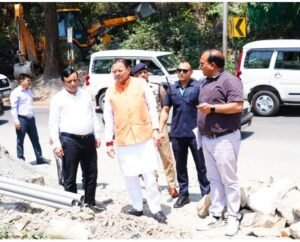 मुख्यमंत्री पुष्कर सिंह धामी ने मसूरी रोड स्थित शिव मंदिर के निर्माणाधीन पुल का स्थलीय निरीक्षण किया।