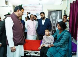 मुख्यमंत्री पुष्कर सिंह धामी ने जिला अस्पताल पहुंच मरीजों का जाना हालचाल, बेहतर स्वास्थ्य सुविधाओं का दिया भरोसा