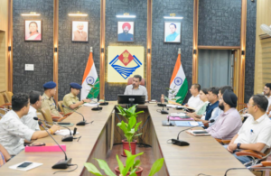 *यातायात सुधार एवं पार्किंग व्यवस्था को लेकर डीएम सख्त, माइक्रो लेवल प्लान तैयार कर कार्यों में तेजी लाने के निर्देश*  *शहर में सुगम, सुरक्षित एवं व्यवस्थित यातायात व्यवस्था के लिए मोबिलिटी प्लान के तहत व्यापक कार्ययोजना तैयार करने के डीएम ने दिए निर्देश*  मोबिलिटी प्लान के अंतर्गत देहरादून शहर की यातायात व्यवस्था को सुगम, सुरक्षित एवं व्यवस्थित बनाने तथा पार्किंग की समस्या के स्थायी समाधान के उद्देश्य से जिलाधिकारी डॉ0 आशीष चौहान की अध्यक्षता में संबंधित विभागों के अधिकारियों के साथ महत्वपूर्ण समीक्षा बैठक आयोजित की गई। बैठक में शहर की यातायात व्यवस्था में सुधार, पार्किंग स्थलों के बेहतर उपयोग, लंबित निर्माण कार्यों की प्रगति एवं आगामी कार्ययोजना पर विस्तृत चर्चा की गई। जिलाधिकारी डॉ0 आशीष चौहान ने अधिकारियों को निर्देश दिए कि देहरादून शहर में बढ़ते यातायात दबाव को कम करने के लिए आवश्यकतानुसार सड़कों, चौराहों एवं जंक्शनों के सुधारीकरण हेतु माइक्रो लेवल प्लान तैयार किया जाए। उन्होंने कहा कि यातायात व्यवस्था को प्रभावी बनाने के लिए सभी संबंधित विभाग आपसी समन्वय के साथ कार्य करें तथा योजनाओं को समयबद्ध रूप से धरातल पर उतारें। बैठक में आढ़त बाजार क्षेत्र में यातायात सुधार एवं व्यवस्थाओं, जंक्शन इम्प्रूवमेंट कार्यों की प्रगति, पार्किंग उपयोगिता की मॉनिटरिंग व्यवस्था, इंदिरा मार्केट पुनर्विकास कार्य, मंडी शिफ्टिंग, परेड ग्राउंड पार्किंग, रामराय पार्किंग सहित विभिन्न महत्वपूर्ण परियोजनाओं की विस्तृत समीक्षा की गई। जिलाधिकारी ने आढ़त बाजार क्षेत्र में यातायात व्यवस्था को बेहतर बनाने के लिए आवश्यक सुधारात्मक कार्यों को प्राथमिकता के आधार पर पूर्ण करने के निर्देश दिए। उन्होंने लोक निर्माण विभाग के अधिकारियों को निर्देशित किया कि शहर के प्रमुख चौराहों के सुधारीकरण एवं सौंदर्यीकरण के लिए प्रभावी कार्ययोजना तैयार करते हुए कार्यों को शीघ्र पूर्ण कराया जाए, जिससे यातायात का सुचारू संचालन सुनिश्चित हो सके। *इंदिरा मार्केट मल्टीलेवल पार्किंग की धीमी प्रगति पर डीएम ने जताई नाराजगी* बैठक में इंदिरा मार्केट में निर्माणाधीन मल्टीलेवल कार पार्किंग की प्रगति की समीक्षा करते हुए बताया गया कि यहां लगभग 1050 वाहनों की क्षमता वाली पार्किंग विकसित की जा रही है। जिलाधिकारी ने कार्य की धीमी गति पर असंतोष व्यक्त करते हुए एमडीडीए के अधिकारियों को निर्देश दिए कि संबंधित कार्यदायी संस्था/फर्म के साथ बैठक कर प्रगति की विस्तृत आख्या प्रस्तुत की जाए तथा निर्माण कार्य में तेजी लाई जाए। जिलाधिकारी ने कहा कि पार्किंग स्थलों का बेहतर उपयोग सुनिश्चित करने के लिए नियमित मॉनिटरिंग व्यवस्था विकसित की जाए, ताकि शहर में अनावश्यक जाम की स्थिति को कम किया जा सके और आमजन को सुगम आवागमन की सुविधा मिल सके। *नेशनल क्लीन एयर प्रोग्राम के तहत यातायात सुधार पर विशेष फोकस* नेशनल क्लीन एयर प्रोग्राम के अंतर्गत शहर की यातायात व्यवस्था में सुधार के लिए जिलाधिकारी ने पुलिस अधीक्षक यातायात एवं नगर निगम को प्रभावी कार्ययोजना तैयार करने के निर्देश दिए। उन्होंने कहा कि यातायात प्रबंधन के साथ-साथ प्रदूषण नियंत्रण, बेहतर पार्किंग व्यवस्था एवं सार्वजनिक सुविधाओं को ध्यान में रखते हुए योजनाएं तैयार की जाएं। जिलाधिकारी ने मंडी शिफ्टिंग, आढ़त बाजार सड़क सुधार, परेड ग्राउंड एवं रामराय पार्किंग सहित अन्य विकास कार्यों की नियमित समीक्षा करते हुए संबंधित विभागों को लंबित कार्यों में तेजी लाने के निर्देश दिए। उन्होंने देहरादून शहर की यातायात व्यवस्था को आधुनिक, व्यवस्थित एवं जनसुविधा केंद्रित बनाने के लिए सभी विभागों को गंभीरता से कार्य करने के निर्देश दिए। बैठक में पुलिस अधीक्षक जितेन्द्र कुमार, अपर जिलाधिकारी वित्त एवं राजस्व के.के मिश्रा, उप जिलाधिकारी सदर अपूर्वा सिंह, संभागीय परिवहन अधिकारी संदीप सैनी, जिला विकास अधिकारी सुनील कुमार, एमडीडीए, नगर निगम सहित संबंधित विभागों के अधिकारी उपस्थित रहे।