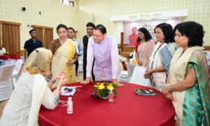 मुख्यमंत्री ने मुख्य सेवक सदन में लेखकों एवं साहित्यकारों से किया संवाद