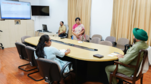 राज्यपाल लेफ्टिनेंट जनरल गुरमीत सिंह से  लोक भवन में उत्तराखण्ड तकनीकी विश्वविद्यालय की कुलपति प्रो. (डॉ.) तृप्ता ठाकुर ने शिष्टाचार भेंट की।