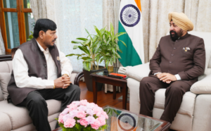 राज्यपाल लेफ्टिनेंट जनरल गुरमीत सिंह (से नि) से लोक भवन में अधिकारिता राज्य मंत्री श्री रामदास आठवले ने शिष्टाचार भेंट की।