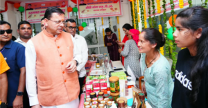 मुख्यमंत्री ने सशक्त बहना उत्सव के अंतर्गत स्वयं सहायता समूहों के स्टालों से खरीदे स्थानीय उत्पाद