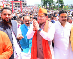 देवीधुरा में फलों-फूलों से बरसी बग्वाल, ऐतिहासिक पाषाण युद्ध के साक्षी बने लाखों श्रद्धालु