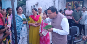 मुख्यमंत्री धामी ने ‘लोकल फॉर वोकल’ को दिया प्रोत्साहन, लोहियाहेड में पैदल पहुंचकर स्थानीय स्टॉल पर लिया टिकी का स्वाद